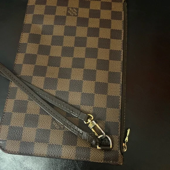 Louis Vuitton Neverfull Wristlet - Picture 9 of 13